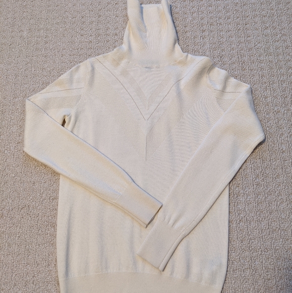 100% Merino Intricate knit turtleneck sweater - Picture 1 of 4